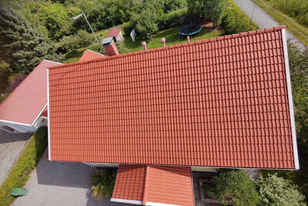 Omakotitalon puhdas ja kaunis katto ylhäältä kuvattuna
