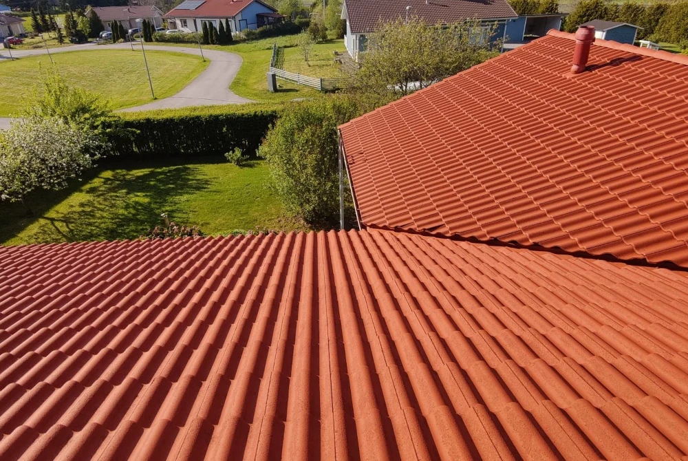 Puhdas omakotitalon katto pesujn ja pinnoituksen jälkeen